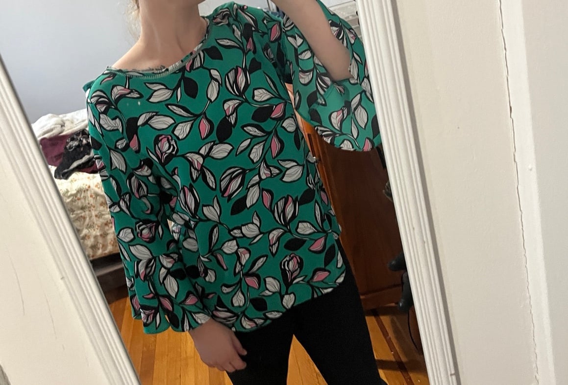 Nice Apt 9 long sleeve green blouse w/ floral accents J